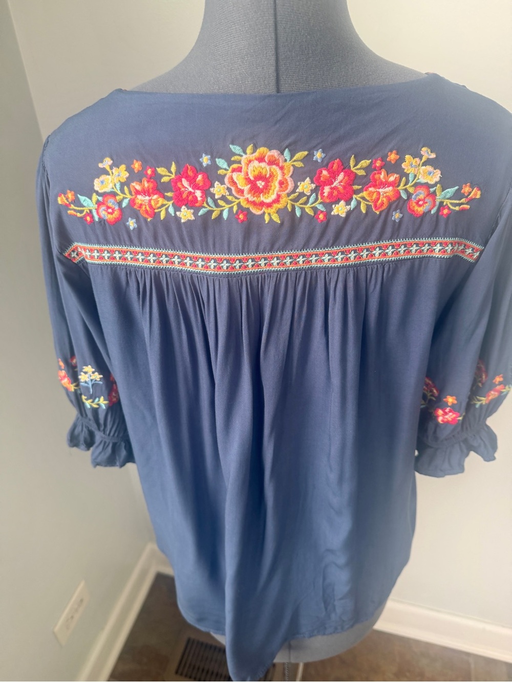 Savannah Jane Sz Medium Slate Blue Floral Embroidered Peasant Top - Picture 10 of 16
